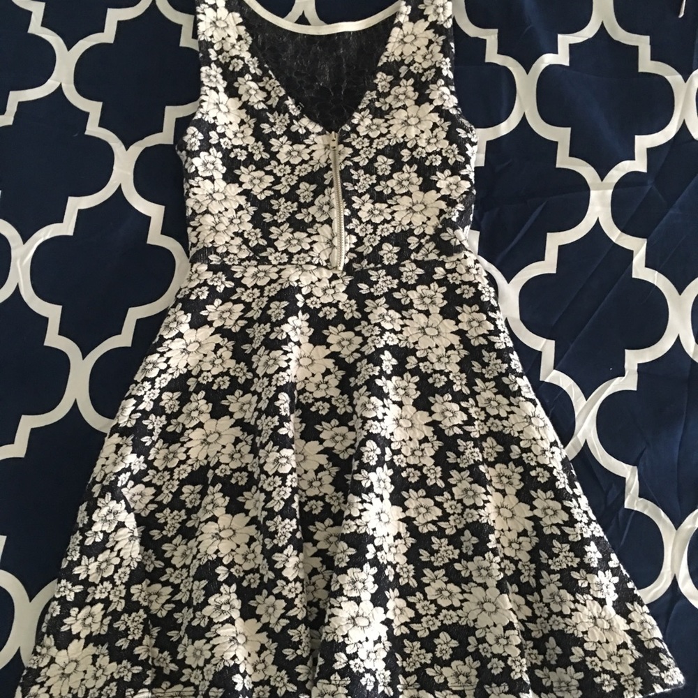 Dress - Picture 3 of 4